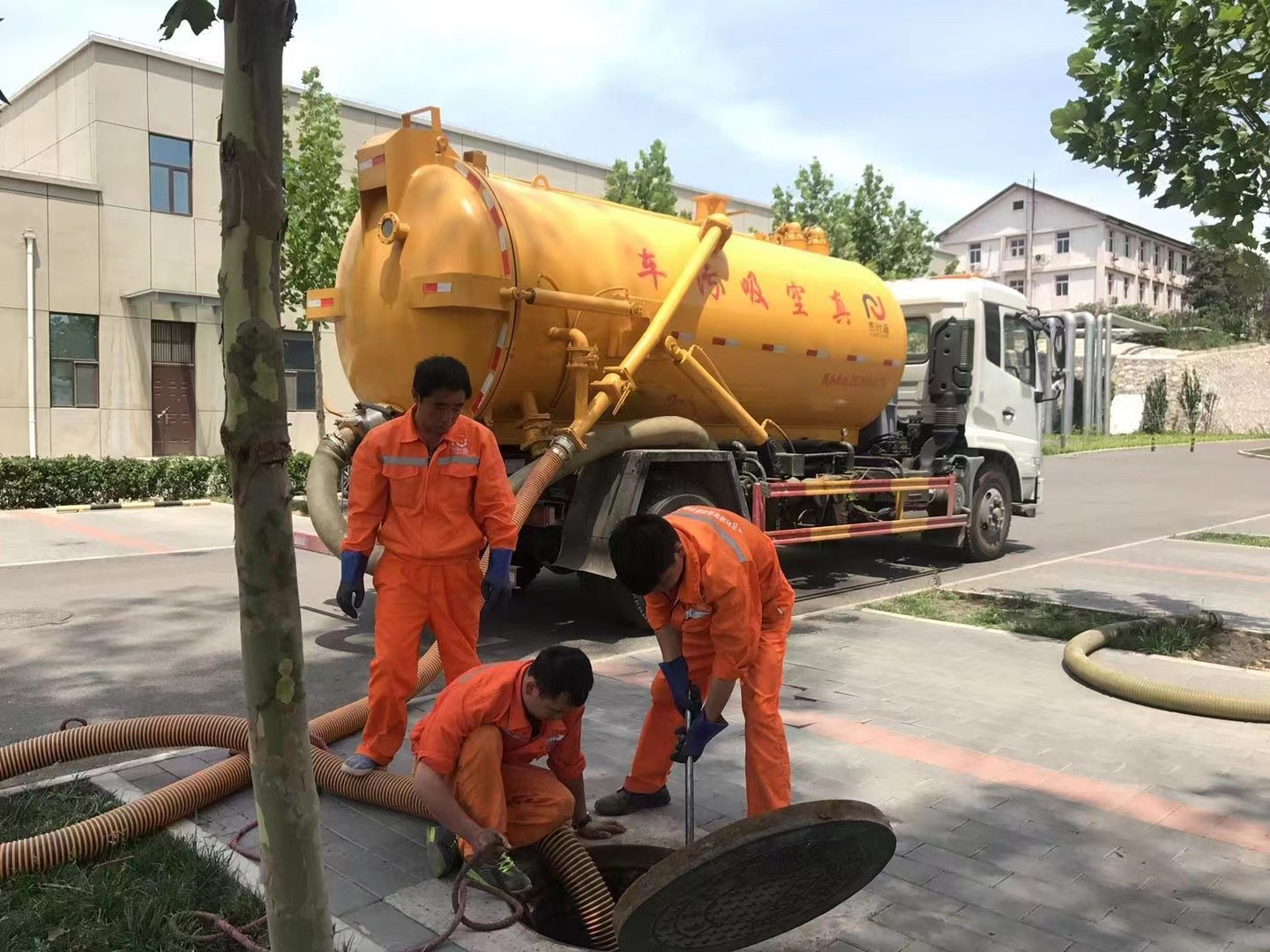 汇川管道疏通车停在窨井附近