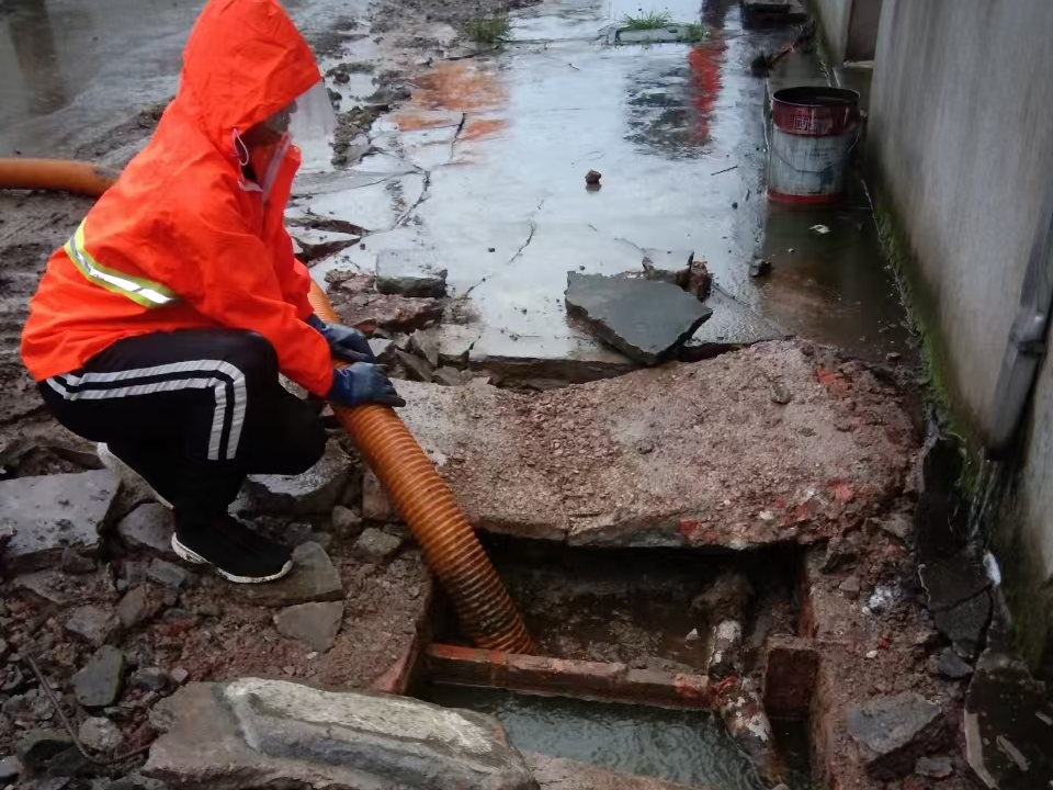 汇川专业清理污水池 炜誉市政以规范流程守护城市 “肠道”