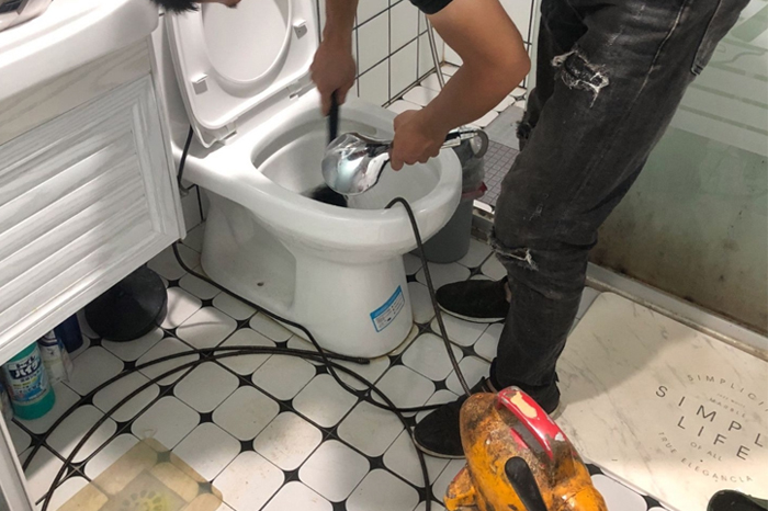 汇川马桶堵塞自己疏通还是找师傅?专业上门服务让你省时更省心